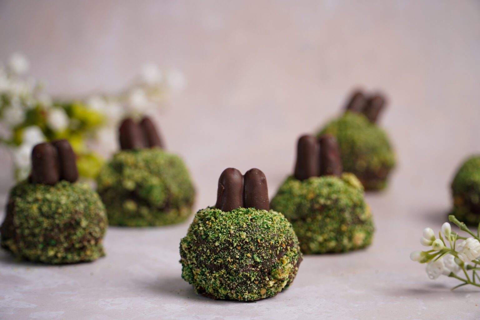 How To Make Edible Moss (For Cakes, Cupcakes, And More!)