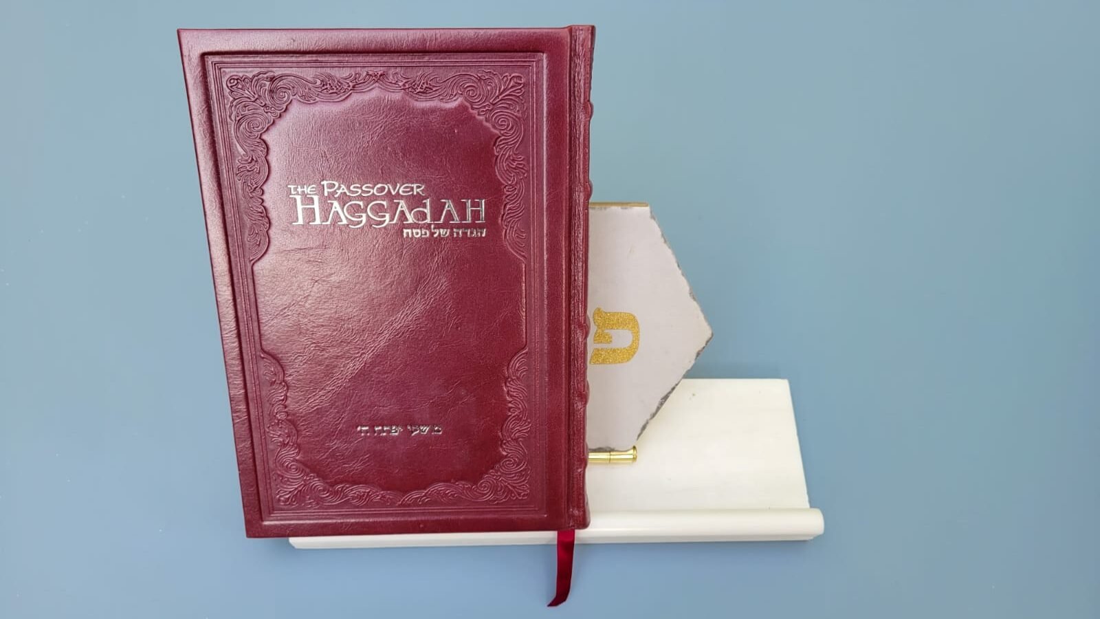 A Haggadah Stand Craft That's Perfect For The Seders