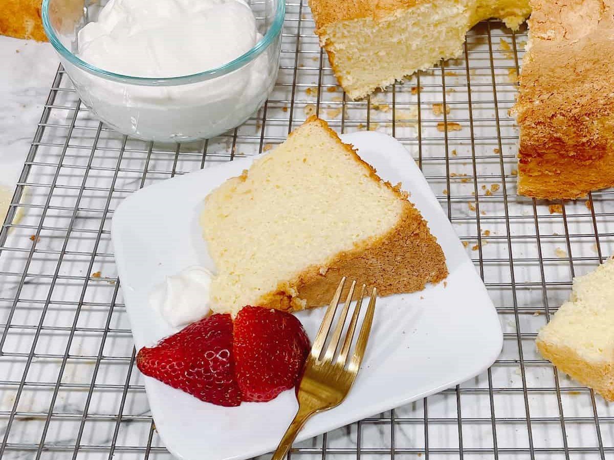 The Best Passover Sponge Cake with Strawberries (Gebrochts)